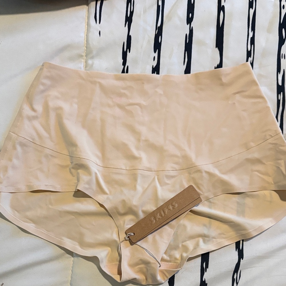 SKIMS Cream Women's boy short